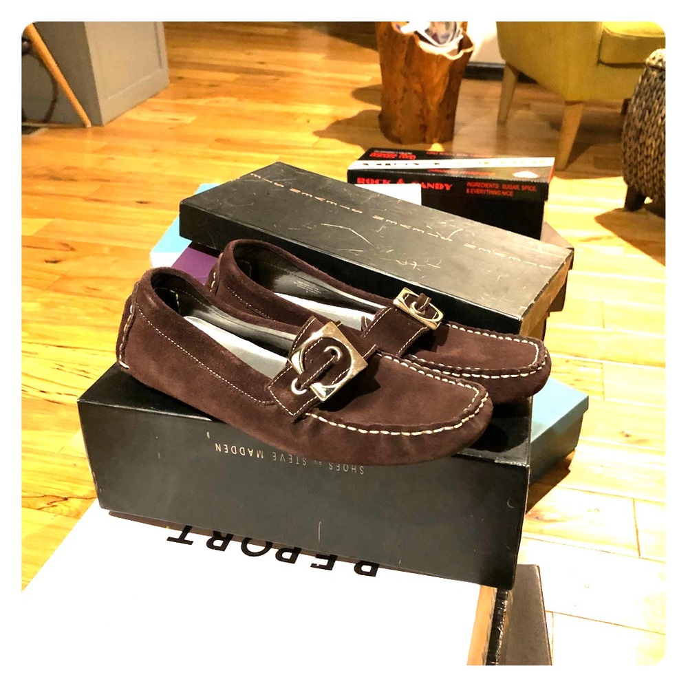 Suede flats with buckle